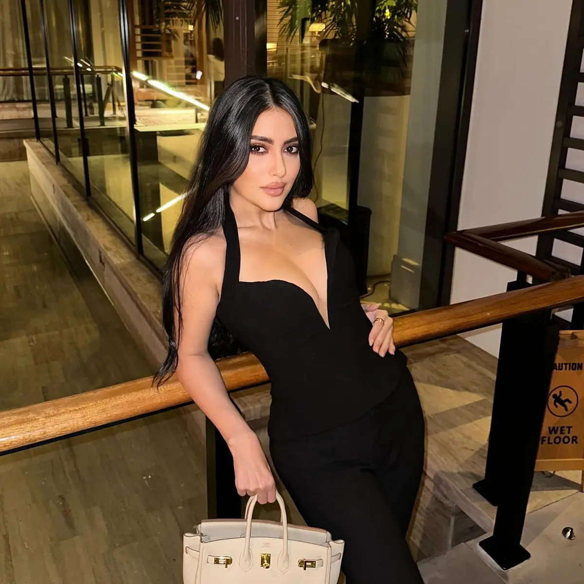 Zarina escort in Dubai